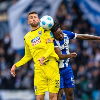 Felix Higl vom SSV Ulm im Zweikampf mit Deyovaisio Zeefuik von Hertha BSC.