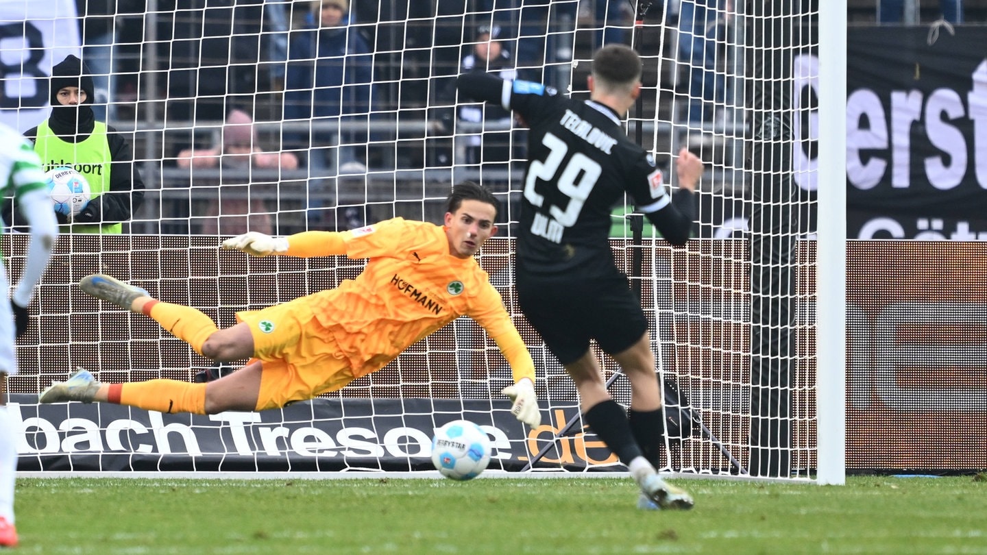 Ulms Semir Telalovic verwandelt einen Elfmeter gegen Fürth