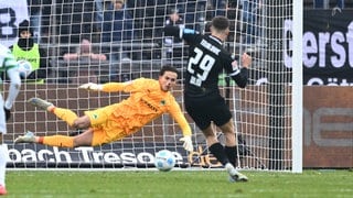 Ulms Semir Telalovic verwandelt einen Elfmeter gegen Fürth