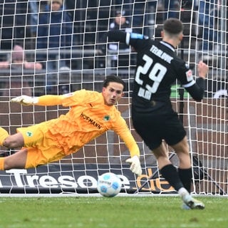 Ulms Semir Telalovic verwandelt einen Elfmeter gegen Fürth