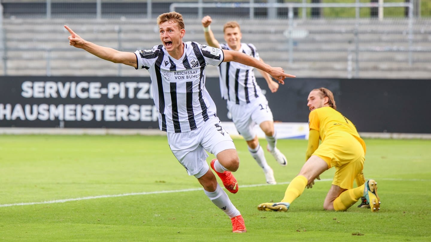 Lion Schuster (SV Sandhausen) bejubelt sein Tor zur frühes 1:0-Führung.