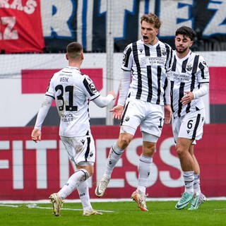Jonas Weik, Torschütze David Otto und Abu-Bekir Ömer El-Zein jubeln über das 1:0 des SV Sandhausen gegen den MSV Duisburg.