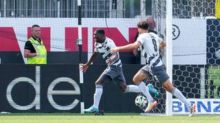  Torschütze Emmanuel Iwe und Alexander Fuchs feiert Iwes Last-Minute-Treffer zum Drittliga-Auftakt des SV Sandhausen gegen den VfL Osnabrück.