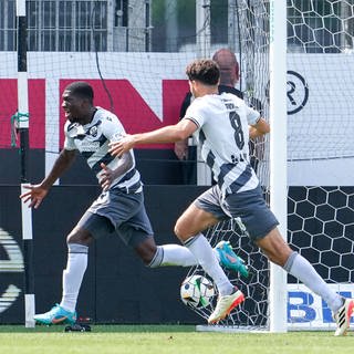  Torschütze Emmanuel Iwe und Alexander Fuchs feiert Iwes Last-Minute-Treffer zum Drittliga-Auftakt des SV Sandhausen gegen den VfL Osnabrück.