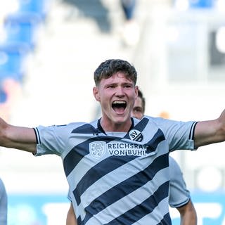 Der eingewechselte Richard Meier trifft doppelt für den SV Sandhausen gegen Wehen Wiesbaden.