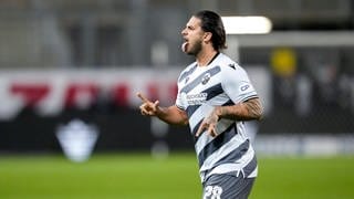 Da streckt Dominic Baumann die Zunge raus: Der Stürmer hat kurz zuvor den wichtigen Ausgleich zum 2:2 für den SV Sandhausen gegen den FC Ingolstadt erzielt.