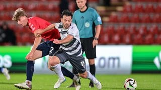 Besar Halimi (Sandhausen) im Zweikampf mit Viktor Zentrich (Unterhaching)