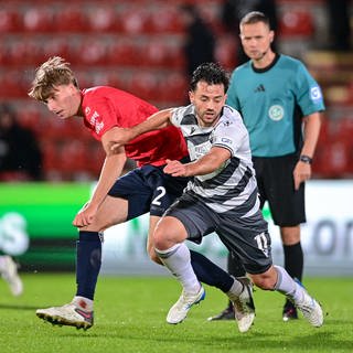 Besar Halimi (Sandhausen) im Zweikampf mit Viktor Zentrich (Unterhaching)