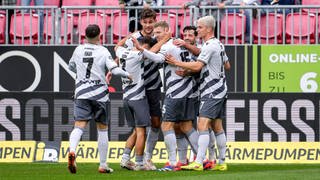 Sandhausen bejubelt den treffer zum 2:1 gegen den SV Waldhof Mannheim.