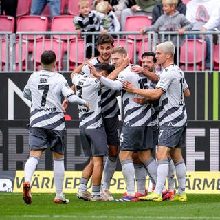 Sandhausen bejubelt den treffer zum 2:1 gegen den SV Waldhof Mannheim.