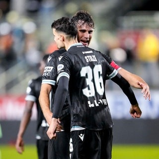 akob Lewald und Sebastian Stolze, Spieler vom SV Sandhausen 