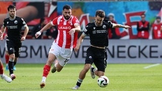 SV-Sandhausen-Verteidiger im Zweikampf mit Christoph EhlichTolcay Cigerci.