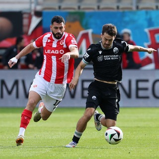 SV-Sandhausen-Verteidiger im Zweikampf mit Christoph EhlichTolcay Cigerci.