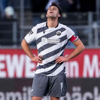 Frustrierter Jakob Lewald (SV Sandhausen) blickt nach oben nach der Niederlage gegen Aue