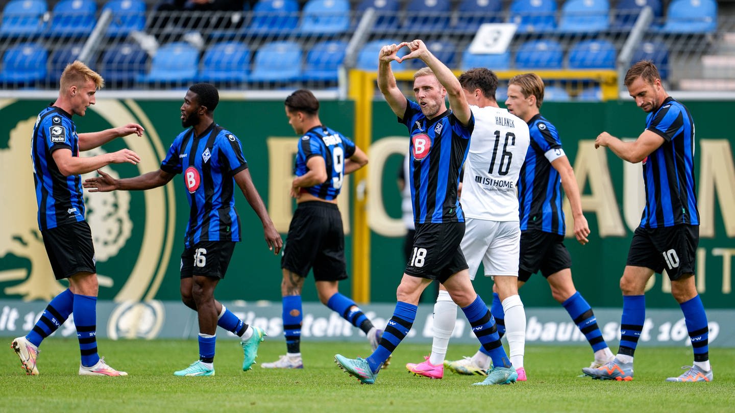 Spieler des SV Waldhof Mannheim freuen sich über ein Tor gegen den Halleschen FC.
