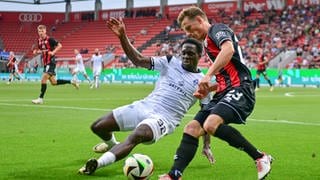 Kennedy Onyedika Okpala (hier im Duell mit Moritz Seiffert) war einer der Aktivposten beim Auftaktspiel des SV Waldhof Mannheim beim FC Ingolstadt.