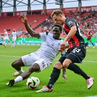 Kennedy Onyedika Okpala (hier im Duell mit Moritz Seiffert) war einer der Aktivposten beim Auftaktspiel des SV Waldhof Mannheim beim FC Ingolstadt.