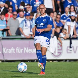 Abwehrspieler Henning Matriciani im Trikot von Schalke 04. Zukünftig wird er auf Leihbasis für Waldhof Mannheim spielen.