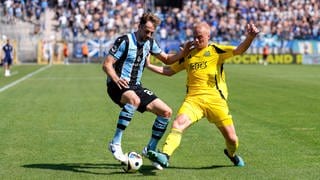 Lukas Klünter (links) und Sebastian Vasiliadis im Zweikampf um den Ball.