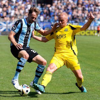 Lukas Klünter (links) und Sebastian Vasiliadis im Zweikampf um den Ball.