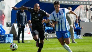 Terrence Boyd (SV Waldhof Mannheim) im Duell mit Ahmet Gürleyen (FC Hansa Rostock).