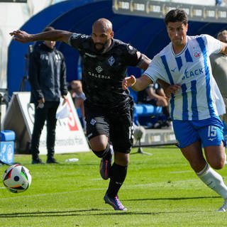 Terrence Boyd (SV Waldhof Mannheim) im Duell mit Ahmet Gürleyen (FC Hansa Rostock).