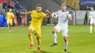 Felix Lohkemper (SV Waldhof Mannheim) mit Sasa Strujic (Alemannia Aachen).