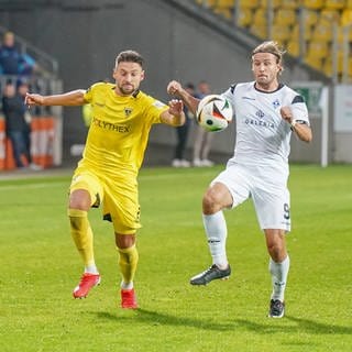 Felix Lohkemper (SV Waldhof Mannheim) mit Sasa Strujic (Alemannia Aachen).