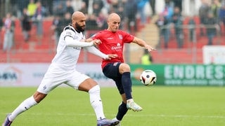 Zweikampf zwischen Terrence Boyd (SV Waldhof Mannheim) mit Manuel Stiefler (SpVgg Unterhaching).