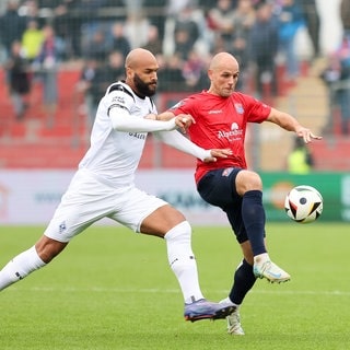 Zweikampf zwischen Terrence Boyd (SV Waldhof Mannheim) mit Manuel Stiefler (SpVgg Unterhaching).