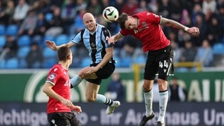 Marcel Seegert (SV Waldhof Mannheim) im Kopfballduell mit Lukas Wallner (Hannover 96 II) 