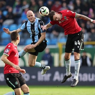 Marcel Seegert (SV Waldhof Mannheim) im Kopfballduell mit Lukas Wallner (Hannover 96 II) 