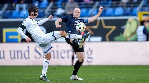 Wörl von Arminia Bielefeld und Seegrt von Waldhof Mannheim im Zweikampf