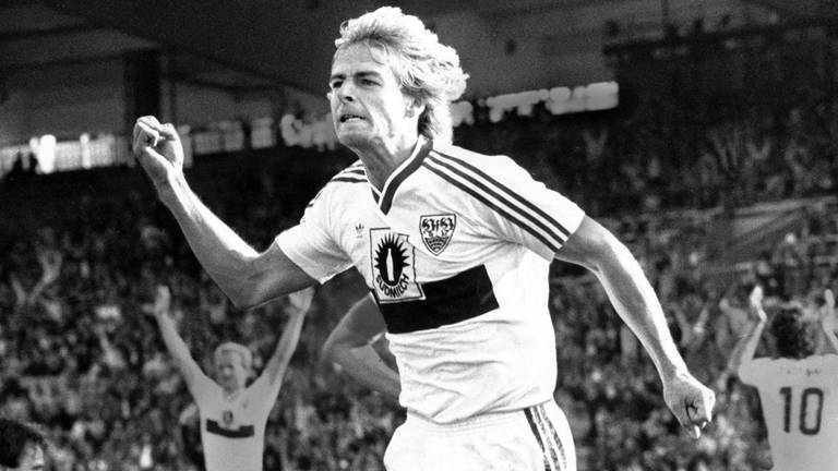 Jürgen Klinsmann jubelt über einen Treffer im VfB-Trikot