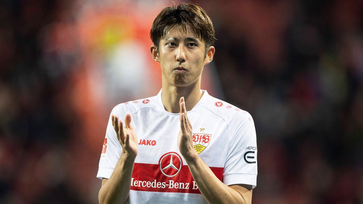 Stuttgarts Hiroki Ito klatscht nach der 0:2-Niederlage des VfB Stuttgart bei Bayer 04 Leverkusen in die Hände.