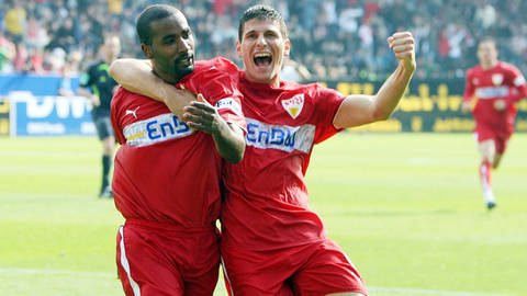 Cacau und Mario Gomez feiern den 3:2-Auswärtssieg beim VfL Bochum.
