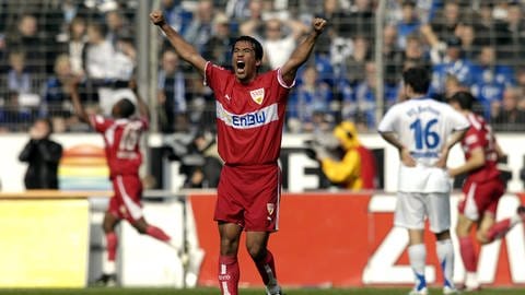 Pável Pardo (im roten Trikot mit emporgestreckten Armen jubelnd) feiert 3:2-Sieg des VfB Stuttgart Auswärtsieg beim VfL Bochum.