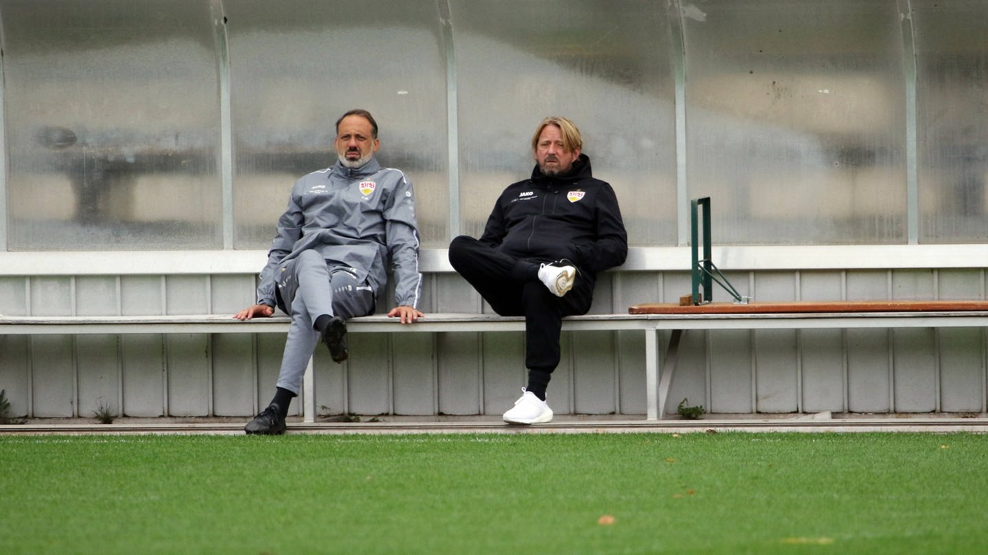 Pellegrino Matarazzo und Sven Mislintat sitzen angespannt auf einer Trainerbank