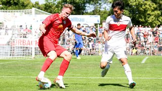 Spielszene zwischen Denis Lübke (SSV Reutlingen) und Wooyeong Jeong (VfB Stuttgart)
