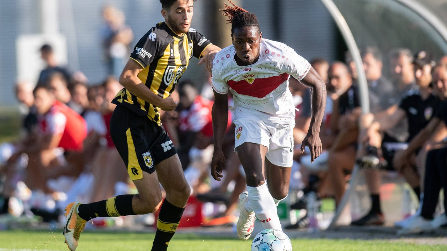 Mohamed Sankoh konnte sich mit dem VfB Stuttgart gegen Kaya Simons und Vitesse Arnheim durchsetzen.