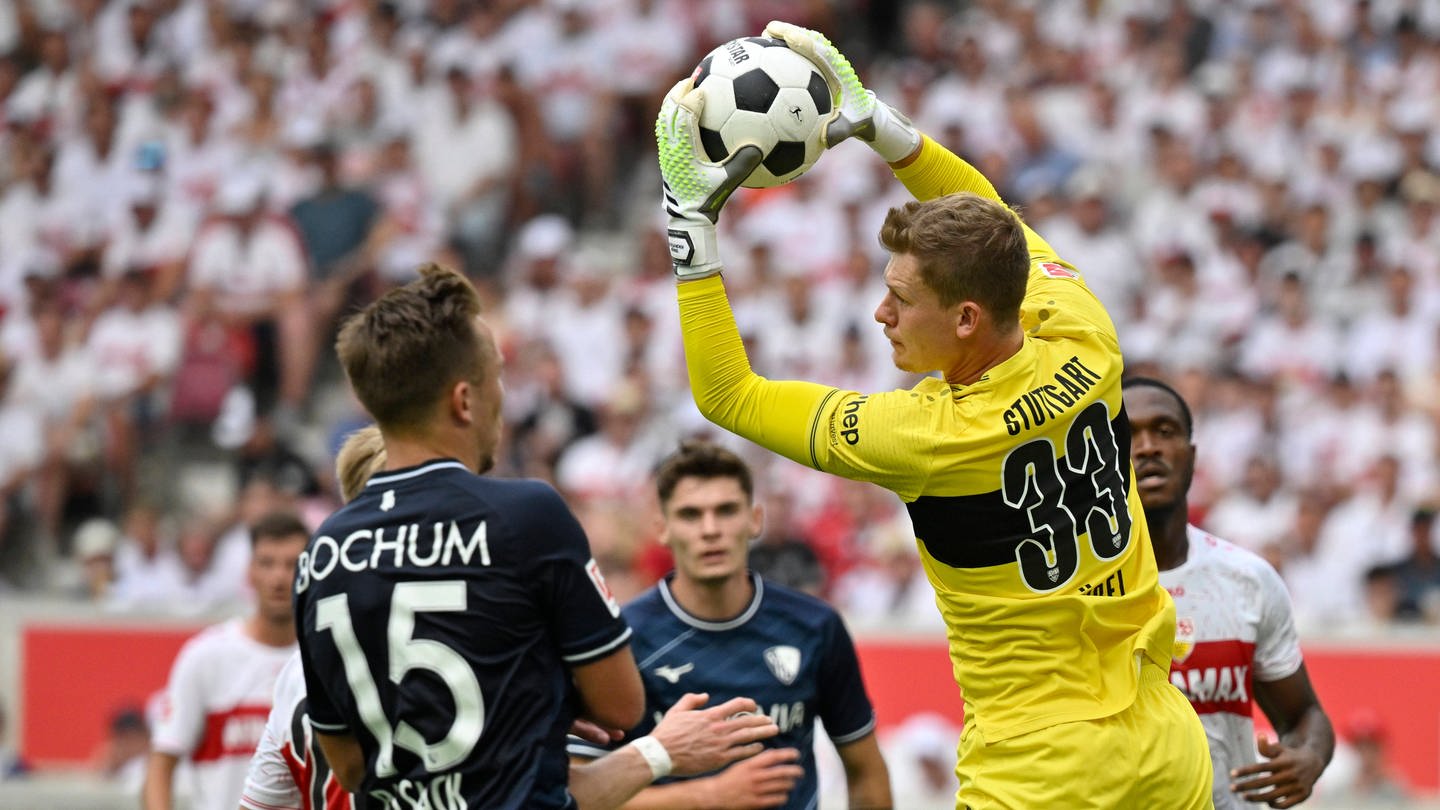 Alexander Nübel fängt eine Flanke im Spiel gegen Bochum
