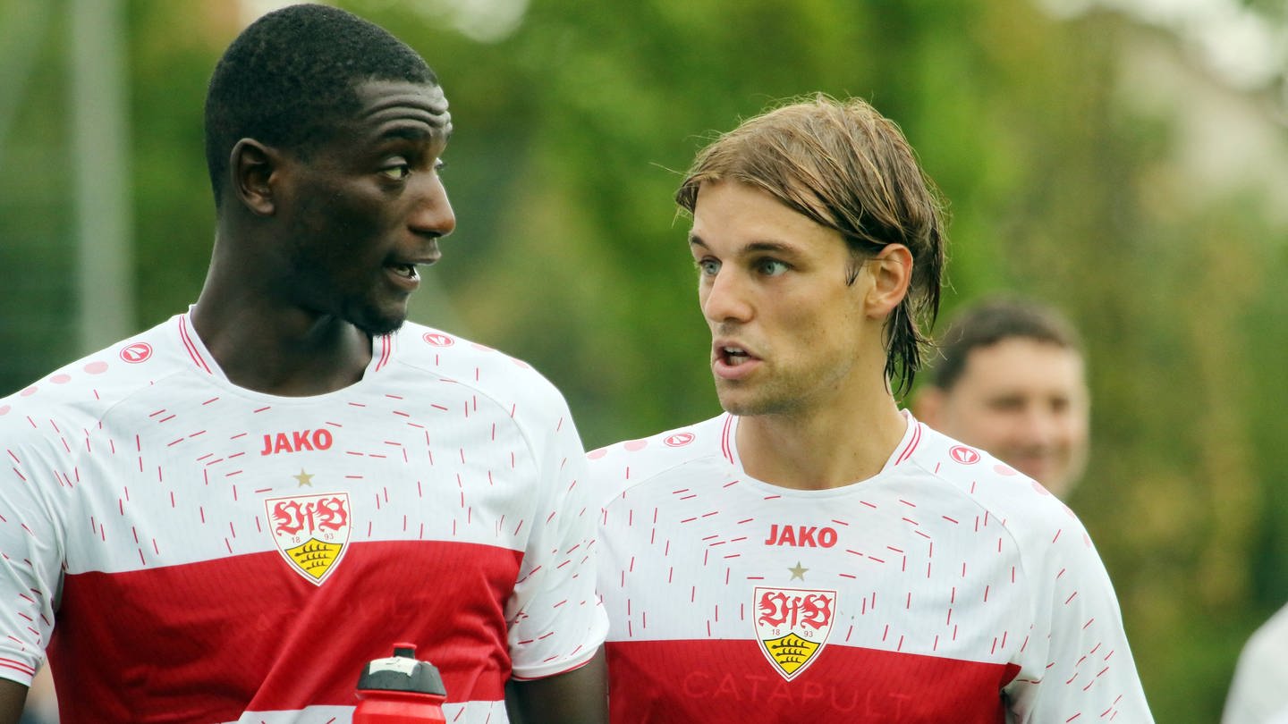 Serhou Guirassy und Borna Sosa (beide VfB Stuttgart) im Trainingslager