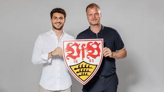 Neuzugang Leonidas Stergiou mit VfB-Sportdirektor Fabian Wohlgemuth
