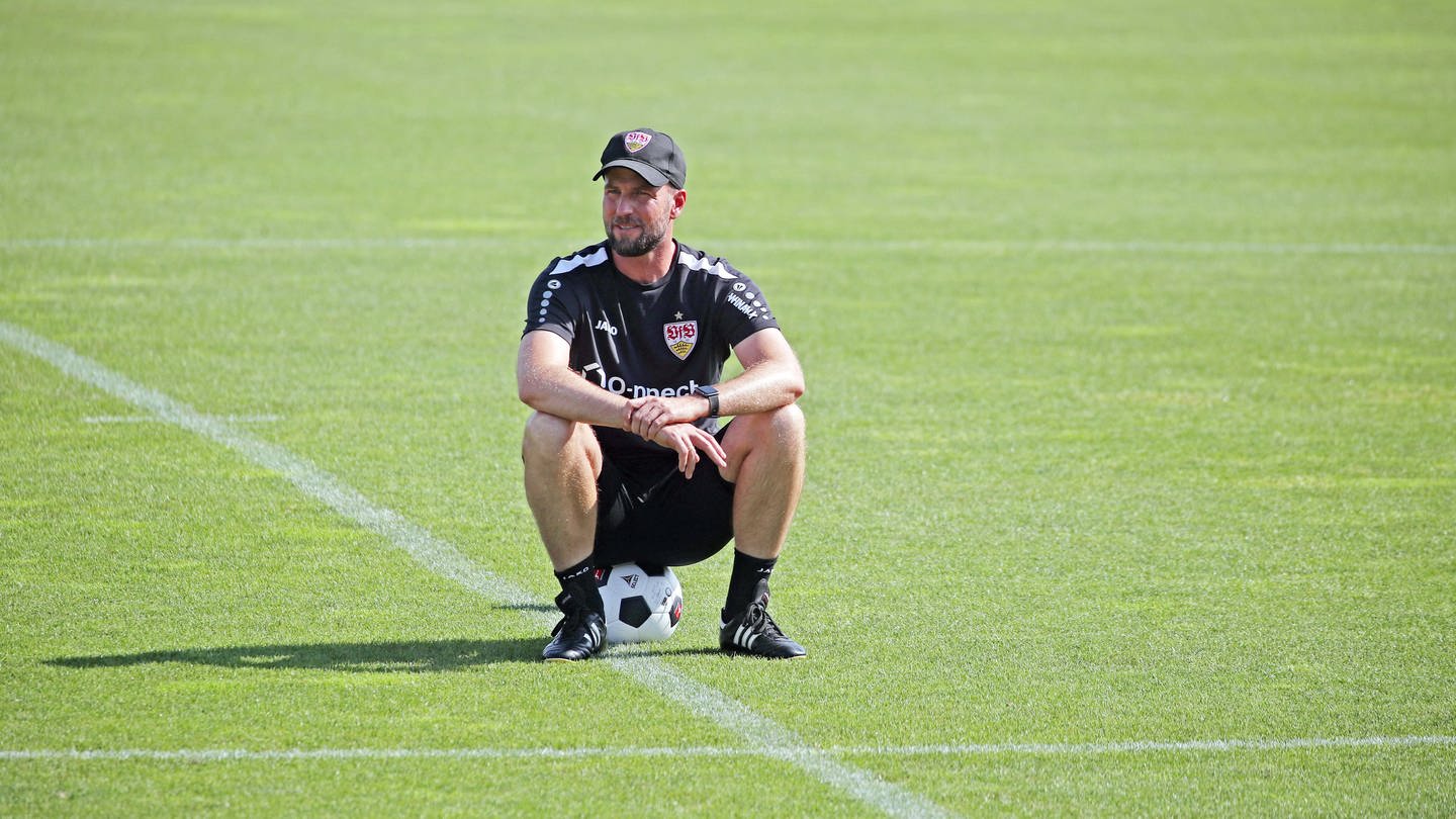 Sebastian Hoeneß sitzt auf einem Ball.