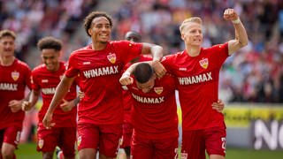 Die Spieler des VfB Stuttgart bejubeln den Sieg gegen Köln. 