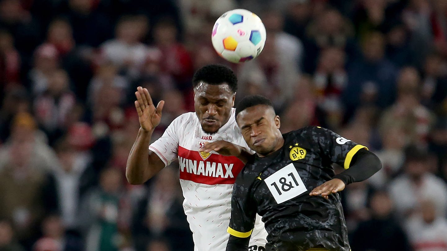 Dan-Axel Zagadou vom VfB Stuttgart im Duell mit Youssoufa Moukoko von Borussia Dortmund