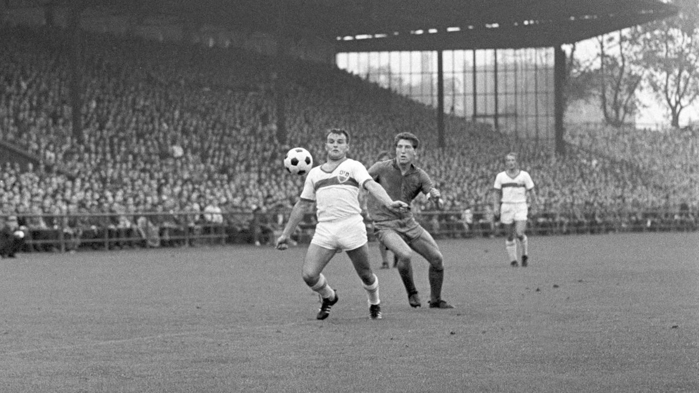 Rolf Geiger (vorne) 1963 im ersten Bundesligaspiel des VfB Stuttgart (gegen Schalke 04)