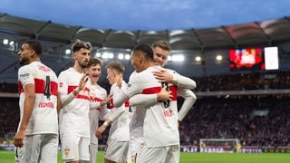 VfB-Spieler jubeln nach dem Tor zum 1:0 druch Chris Führich gegen Leverkusen.