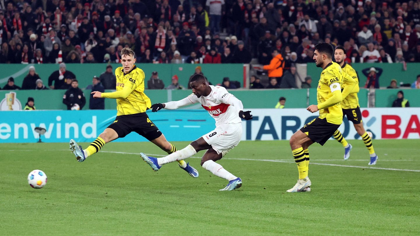 Serhou Guirassy erzielt den Führungstreffer des VfB Stuttgart beim 2:0-Sieg gegen Borussia Dortmund im DFB-Pokal-Achtelfinale.