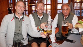 Hansi Müller Guido Buchwald Timo Hildebrand gemeinsam in Lederhose beim Biertrinken auf dem Wasen